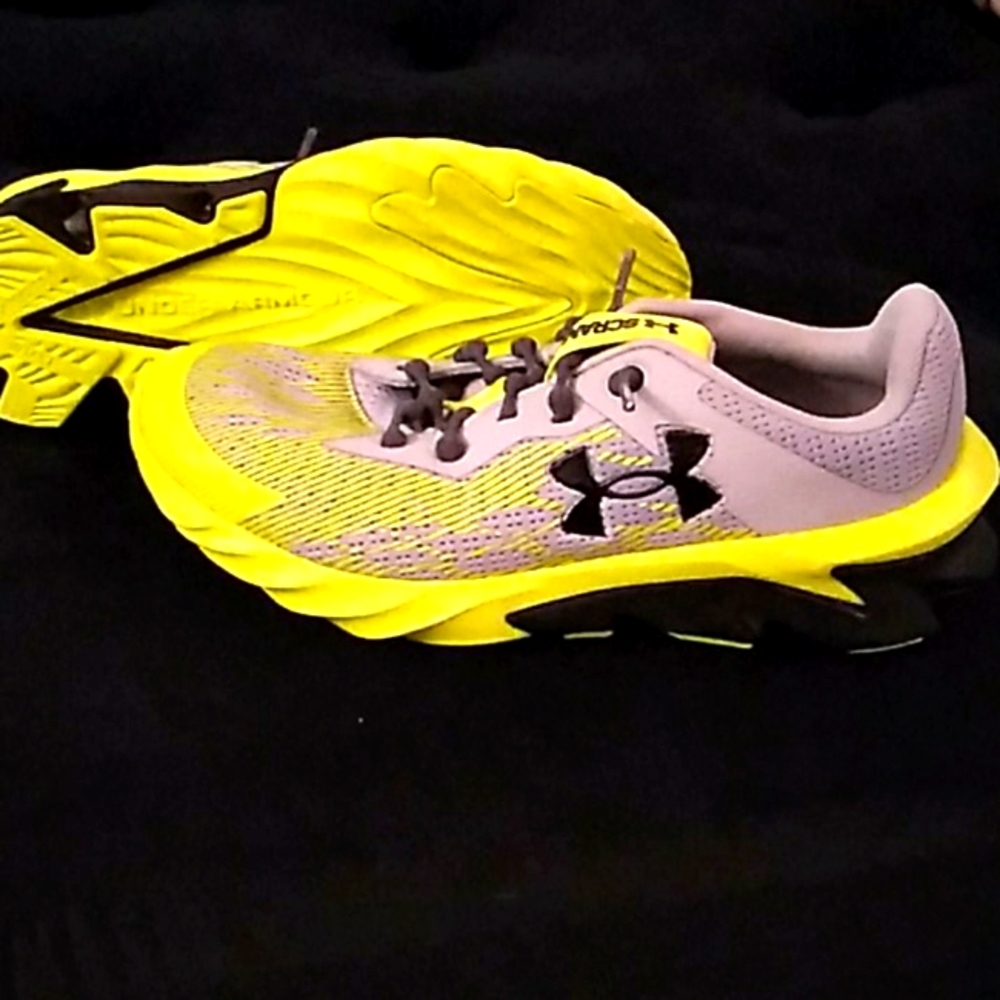 Boys Under Armour Shoes- size 4Y-BrAnD NeW